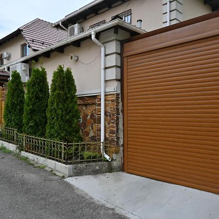 Bright And Cozy Home With Personal Terrace 키시나우 외부 사진