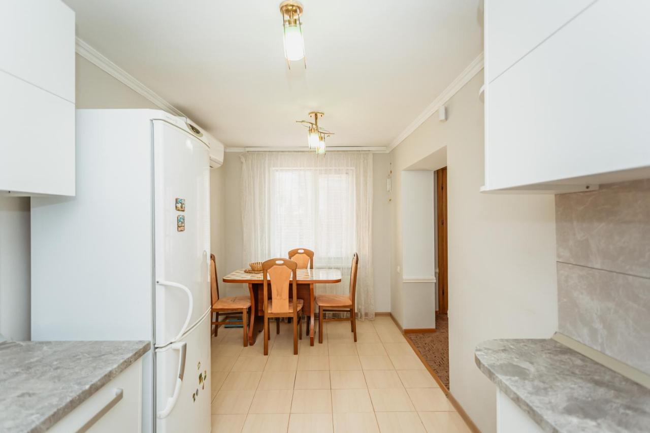 Bright And Cozy Home With Personal Terrace 키시나우 외부 사진