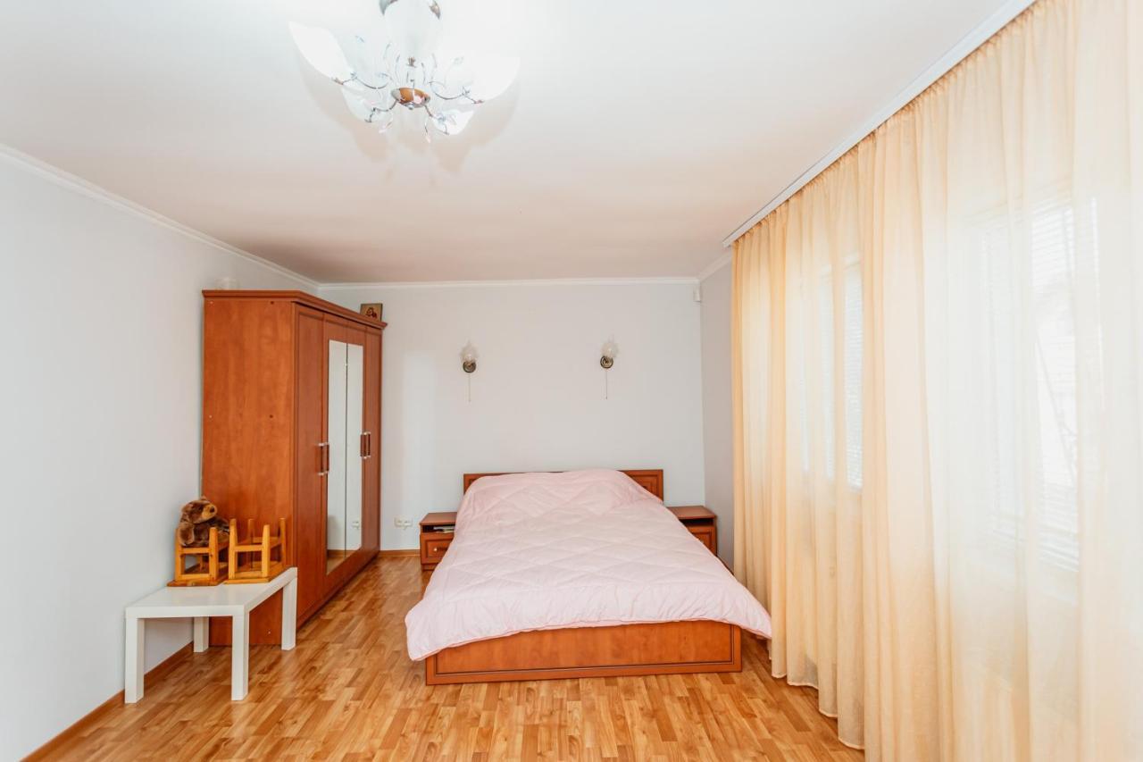 Bright And Cozy Home With Personal Terrace 키시나우 외부 사진