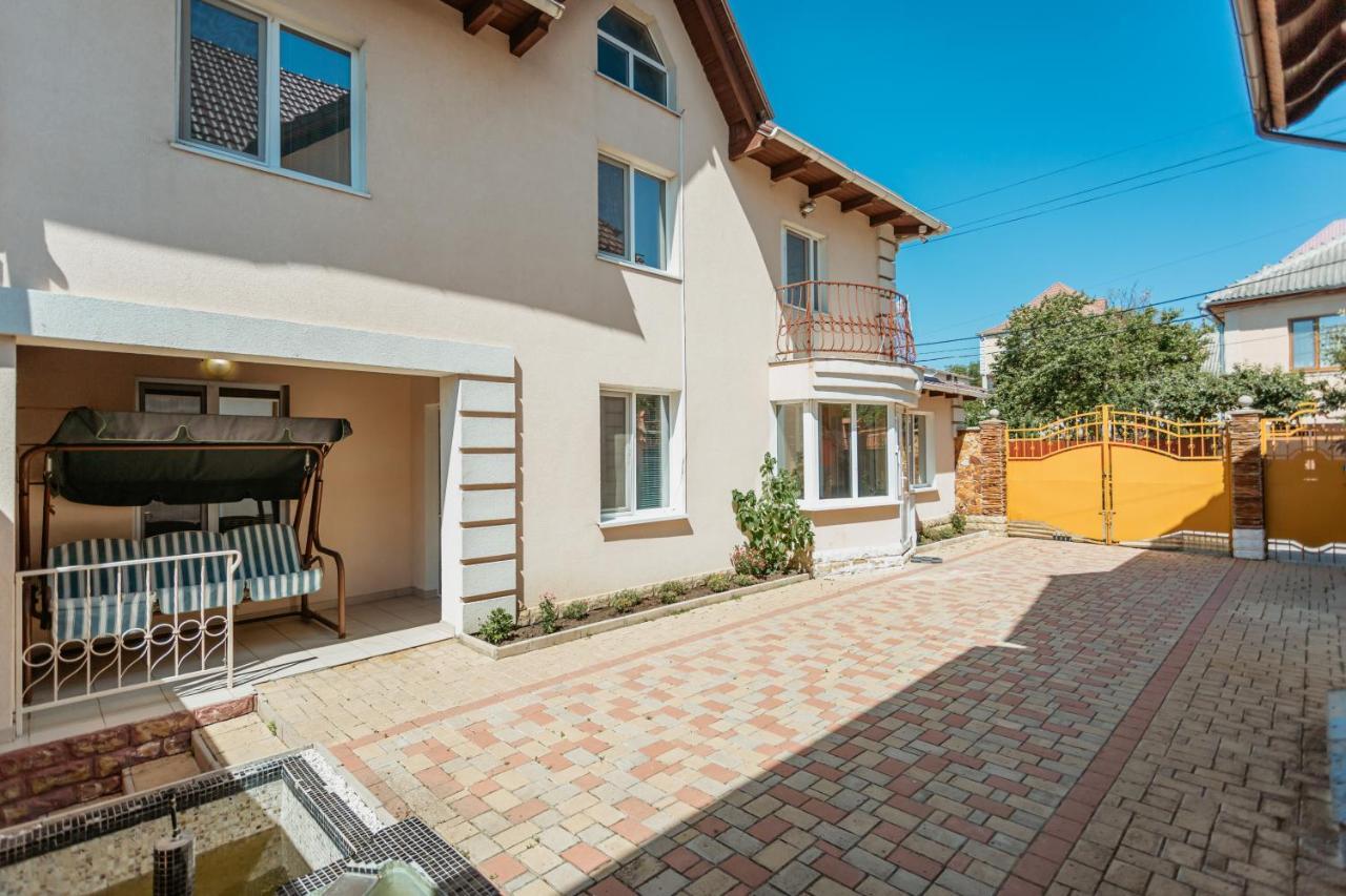 Bright And Cozy Home With Personal Terrace 키시나우 외부 사진