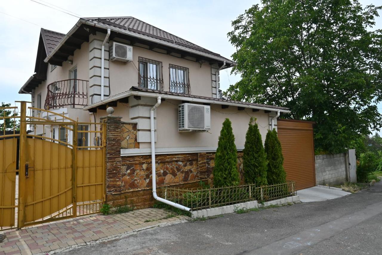Bright And Cozy Home With Personal Terrace 키시나우 외부 사진