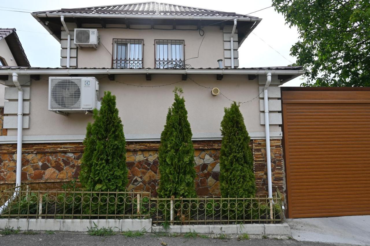 Bright And Cozy Home With Personal Terrace 키시나우 외부 사진