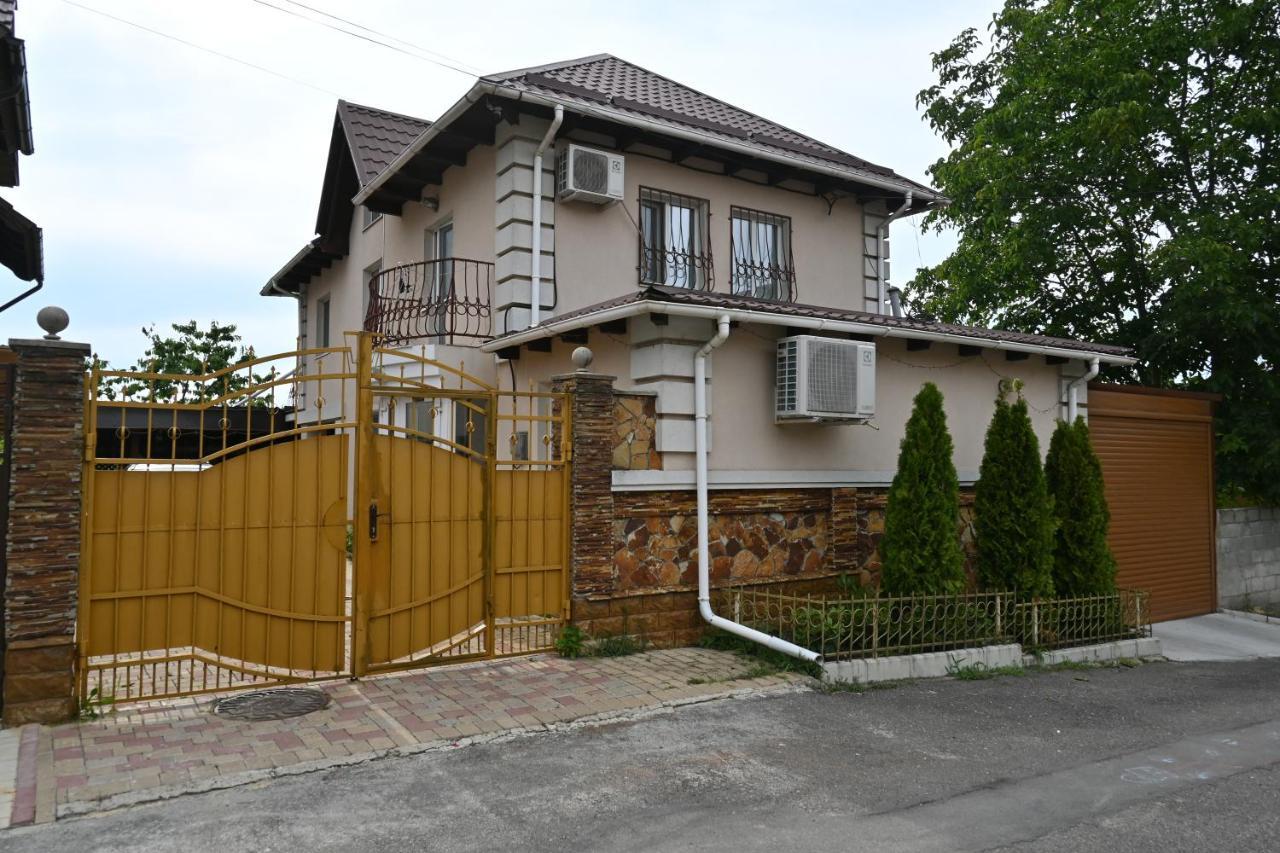 Bright And Cozy Home With Personal Terrace 키시나우 외부 사진